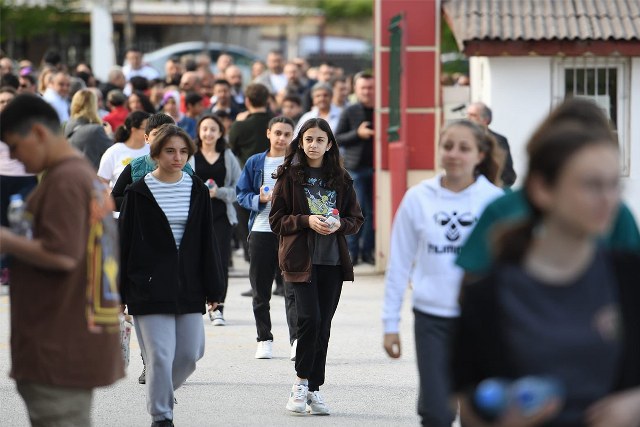 Milli Eğitim Bakanlığı tarafından düzenlenen Liselere Geçiş Sistemi (LGS) kapsamındaki merkezi sınav, bugün saat 09.30 itibarıyla ülke genelinde başladı. Sınav, deprem bölgesindeki 11 il dahil olmak üzere 81 ilde 15 bin 532 okulda ve 81 bin 570 salonda gerçekleştiriliyor. 