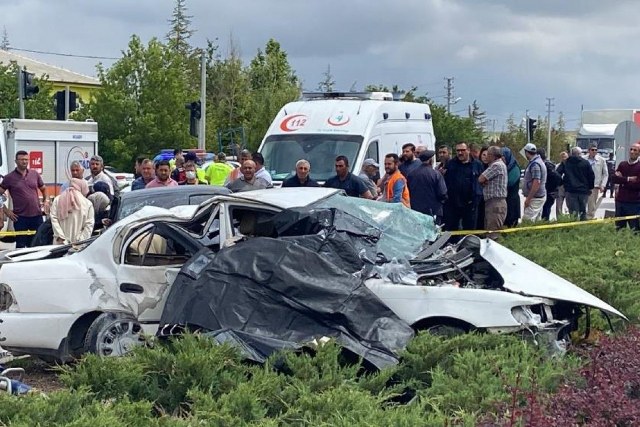Aksaray'da aynı yöne seyreden iki otomobilin çarpışması sonucunda meydana gelen trafik kazasında 3 kişi hayatını kaybetti ve 2 kişi ağır yaralandı.