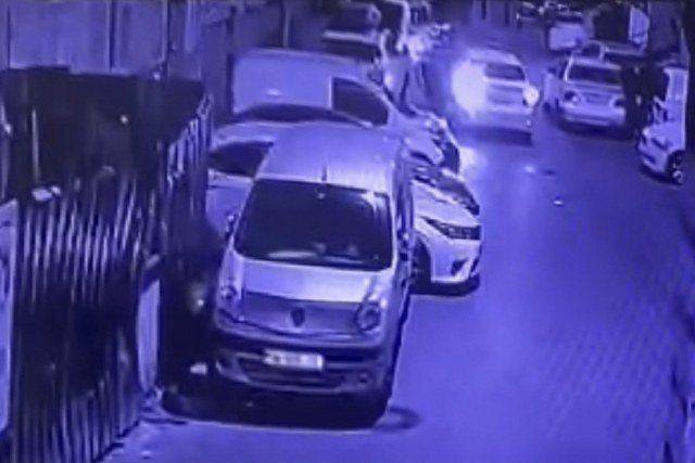 Beyoğlu'nda bir inşaat işçisi, alkollü oldukları sırada annesine küfreden ev arkadaşına silahla saldırdı. Saldırı sonucunda ağır yaralanan genç, h