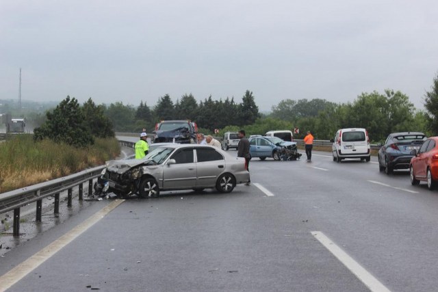 Düzce TEM Otoyolu'nda yağmur nedeniyle yolun kayganlaşması sonucunda meydana gelen kazada bir otobüs, bir tır ve 8 araç birbirine karıştı. Kazada 3 kişi yaralandı ve TEM Otoyolu adeta bir savaş alanına döndü.