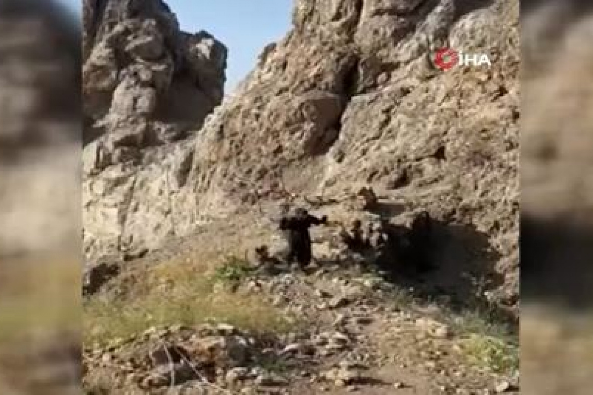 Milli Savunma Bakanlığı (MSB), Irak’ın kuzeyindeki Pençe-Kilit Operasyonu bölgesinde teslim alan 1'i kadın 2 teröristin teslim olduğu görüntüleri paylaştı.