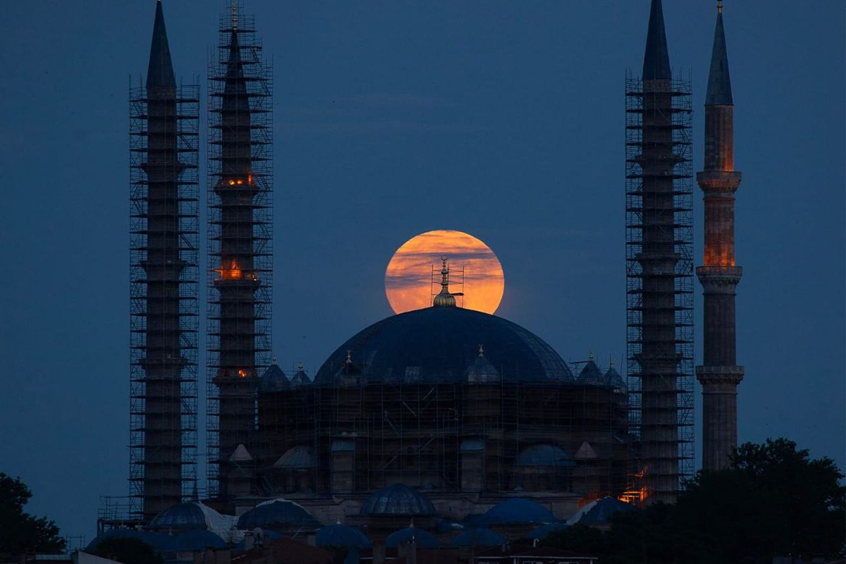 Mimar Sinan'ın “ustalık eserim" dediği Selimiye Camii'nin dolunay ile bütünleşen görüntüsü ortaya harika bir manzara çıkararak mest etti.