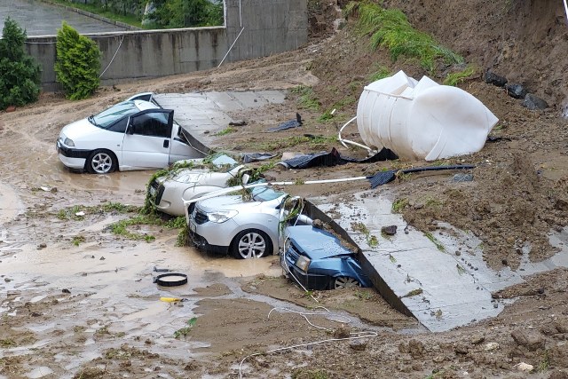 Samsun'da şiddetli sel sularına karşı dayanamayan bir sitenin otoparkındaki istinat duvarı, 5 aracın üzerine devrildi. Neredeyse bir kişi hayatını kaybediyordu. 