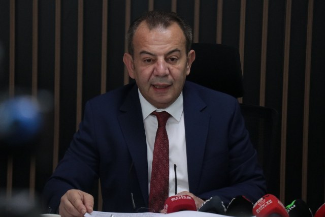 Bolu Belediye Başkanı Tanju Özcan CHP Genel Başkanı Kemal Kılıçdaroğlu'na mektup yazdı. Özcan, "Değişim şart ve kral çıplak" dedi.