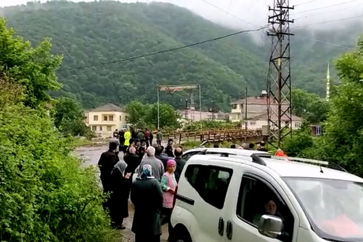 Samsun'un Bafra ilçesinde etkili olan kuvvetli yağış sonrasında Ozan, Dereler ve Yeraltı Mahalleleri sınırları içinde bulunan dere taştı. Kaymakamlık ekipleri bölgede çalışmalarını sürdürüyor.