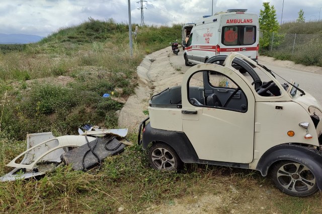 Orhangazi'de, bir elektrikli bisiklet virajı alamayarak sulama kanalına düştü. Kazada, elektrikli bisiklette bulunan 3 kadın yaralandı.