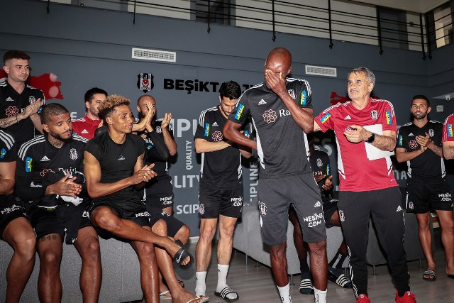 Kanadalı oyuncu Atiba Hutchinson'a düzenenen veda etkinliğinde Hutchinson, "Bana verdikleri her şey için arkadaşlarıma minnettarım. Sahada her zaman her şeyimi vermeye çalıştım" ifadelerini kullandı. 