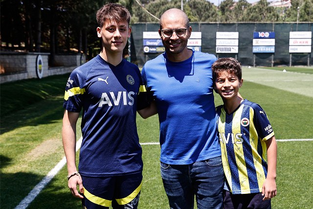 Fenerbahçe'nin efsane futbolcularından Alex de Souza, oğlu Felipe ile birlikte eski takımını ziyaret etti. 