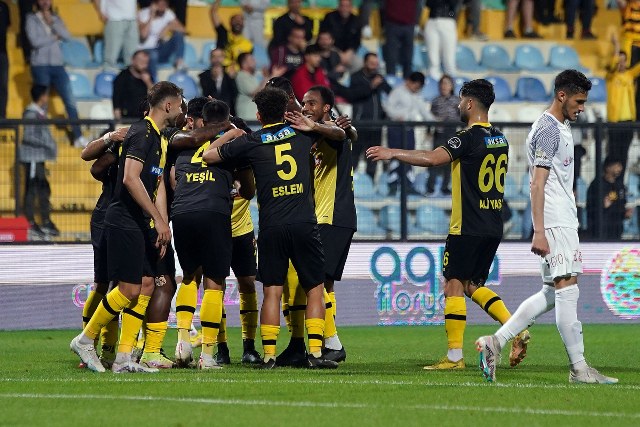 Spor Toto Süper Lig'de 17 yıl sonra mücadele eden İstanbulspor, ligin son maçında Ümraniyespor'u mağlup ederek ligde kalmayı başardı. 