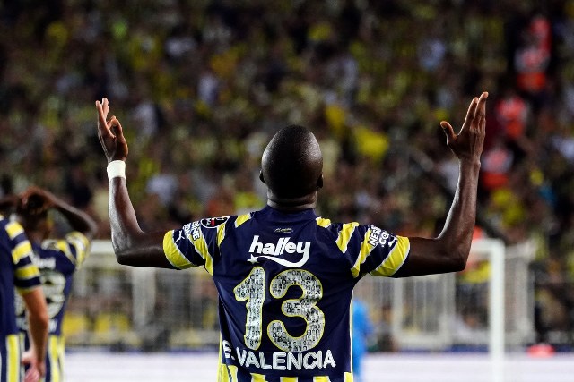 Fenerbahçe'nin Ekvadorlu futbolcusu Enner Valencia, 2022-2023 Spor Toto Süper Lig sezonunda attığı 29 golle gol kralı oldu. Bu başarıyla birlikte Valencia, aynı zamanda Fenerbahçe tarihinde bir sezon içinde en çok gol atan futbolcu rekorunu da paylaşmış oldu.