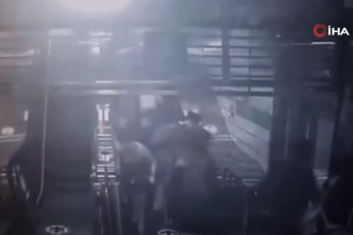 Güney Kore'nin Seongnam kentinde metro istasyonunda yürüyen merdivenin ters yöne hareket etmesiyle yolcular dengesini kaybetti birbirlerinin üzerine düştü. Olayda 14 kişi yaralandı.