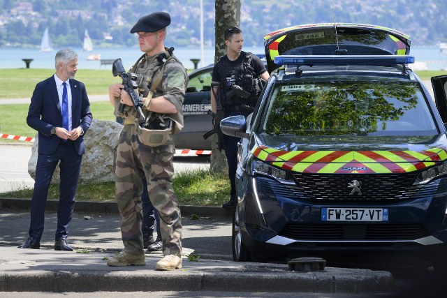 Fransa'nın Annecy bölgesindeki bir parkta meydana gelen bıçaklı saldırıda, 4'ü çocuk olmak üzere toplam 6 kişinin yaralandığı bildirildi. Çocuklardan 2'sinin durumunun kritik olduğu ifade edildi.