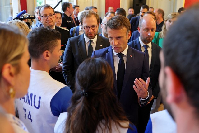 Fransa Cumhurbaşkanı Emmanuel Macron, ülkenin güneydoğusundaki Annecy bölgesinde bir parkta meydana gelen bıçaklı saldırıda yaralanan çocukları tedavi gördükleri hastanede ziyaret etti.