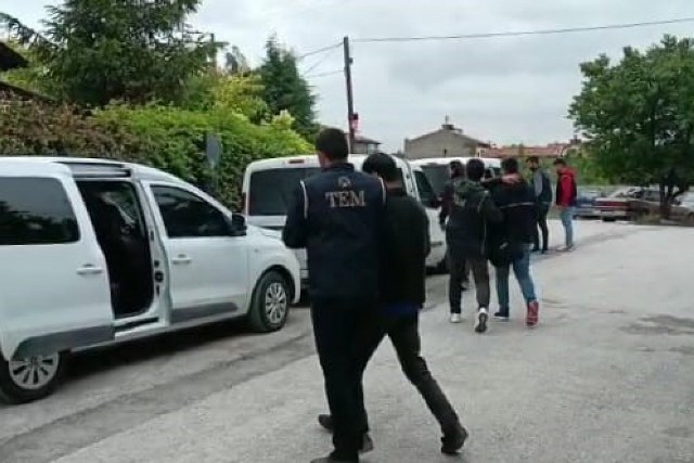 FETÖ/PDY'nin Askeri Mahrem ve Rehberlik yapılanması ile Bylock kullanıcılarına yönelik operasyon, Konya merkezli olarak 7 ilde gerçekleştirildi. Operasyon kapsamında, örgütle bağlantısı ilk kez ortaya çıkarılan 38 kişi tespit edildi ve 8 şüpheli tutuklanarak cezaevine gönderildi.