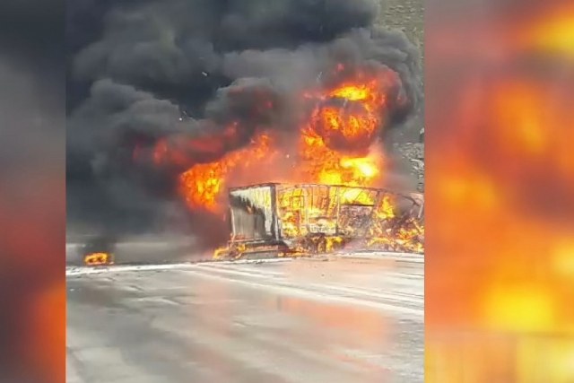 Erzincan'da kimyasal malzeme yüklü iki tır çarpıştı. Tırların alev topuna döndüğü kazada ilk belirlemelere göre 2 sürücünün hayatını kaybettiği öğrenildi.