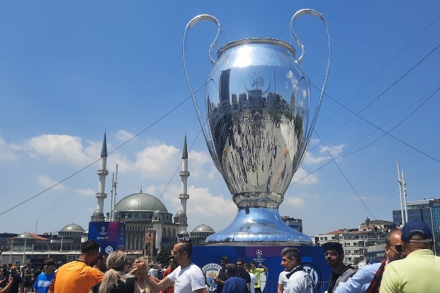 UEFA Şampiyonlar Ligi Finali öncesinde Manchester City ve Inter taraftarları, maçın oynanacağı saatlere yakın bir zamanda Taksim'e akın etti. Taraftarlar, coşkuyla meşaleler yakarak ve tezahüratlar eşliğinde eğlenceli bir atmosfer oluşturdu.