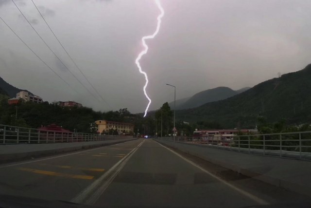 Artvin'de sabah saatlerinde etkisini gösteren gök gürültü sağanak yağış nedeniyle düşen yıldırımın görüntüsü araç kamerasıyla anbean kaydedildi.