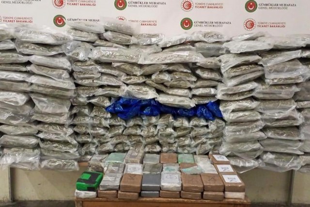 Edirne’de son bir haftada gerçekleştirilen operasyonlarda 462 kilo 777 gram uyuşturucu madde ele geçirildi. Operasyonlar genelinde 57 şüpheli ise yakalanarak gözaltına alındı.