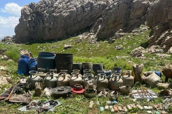 Van’da gerçekleşen Şehit Jandarma Er Musa Çatalbaş Operasyonu'nda teröristlere ait 3 sığınakta çok sayıda cephane ele geçirildi.
