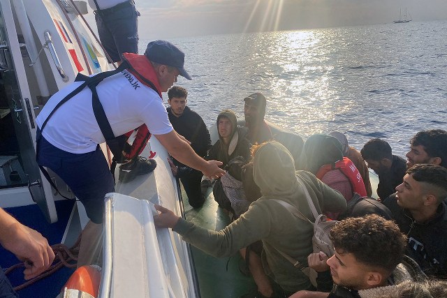 Muğla'nın Datça ilçesi açıklarında, bir lastik bot içinde bulunan 37 düzensiz göçmen, Yunanistan sahil güvenlik birimleri tarafından Türk karasularına geri itildikten sonra kurtarıldı.