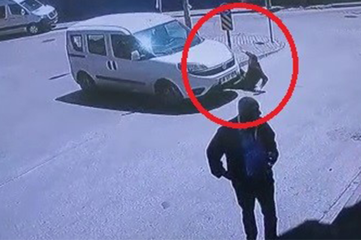 Bursa'da, bir araç sürücüsü kavşaktan dönüş yapmak için hareketlendiğinde, önüne çıkan yayayı fark etmedi ve üzerinden geçti. Herkes sürücünün frene basacağını düşünürken, tam aksine sürücü gaza basarak otomobilin altında kalan adamın üzerinden geçti. Bu feci kaza, güvenlik kamerasına anbean yansıdı.
