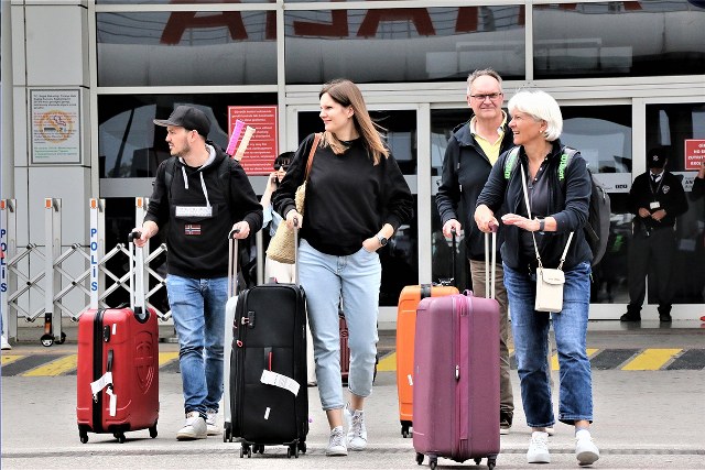 Turizm sektöründe 2023 yılına başarılı bir giriş yapan Antalya'da turizm verilerindeki artış sürüyor. 1 Ocak-10 Haziran arasında hava yoluyla şehri ziyaret eden turist sayısı, geçen yılın aynı dönemine göre yüzde 37'lik bir artışla 4 milyon 062 bin 891 olarak kaydedildi. Bu veriler, Antalya'nın turizmdeki ivmesini koruduğunu gösteriyor.
