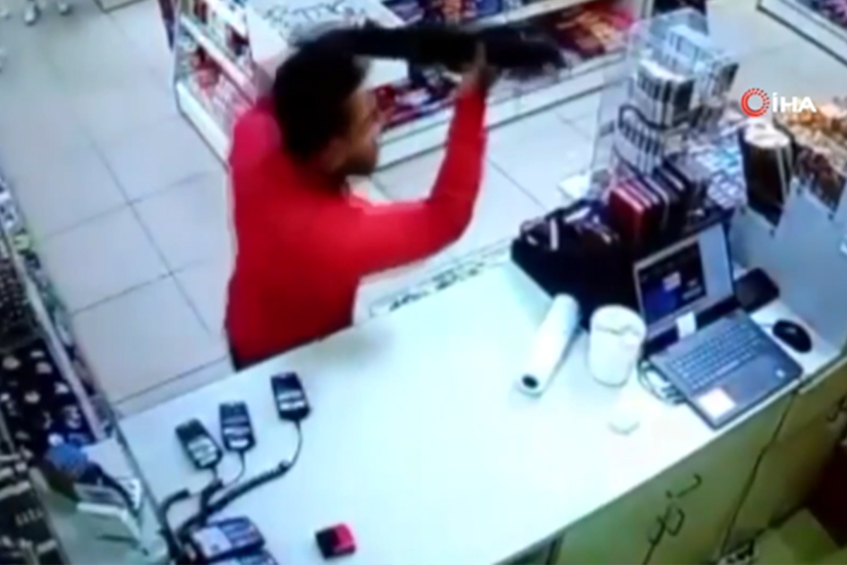 Eyüpsultan'da bulunan bir akaryakıt istasyonunda, kasiyerle tartışan bir şahıs, pompalı tüfeğiyle tehditler savurarak korku dolu anlar yaşattı. Bu sırada markette bulunan bir polis memuru hızla harekete geçerek zanlıyı etkisiz hale getirdi. Bu olayın tamamı güvenlik kamerasına yansıdı.