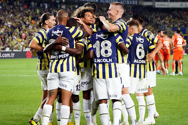 Fenerbahçe, Ziraat Türkiye Kupası Finali'nde Medipol Başakşehir ile yapacağı maçta, gelecek sezon giyeceği çubuklu formayı tercih edeceğini duyurdu.