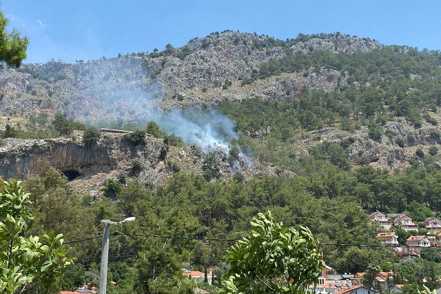 Muğla'nın Fethiye ilçesinde başlayan orman yangını, ekiplerin zamanında müdahalesi sayesinde büyümeden kontrol altına alındı ve söndürüldü.