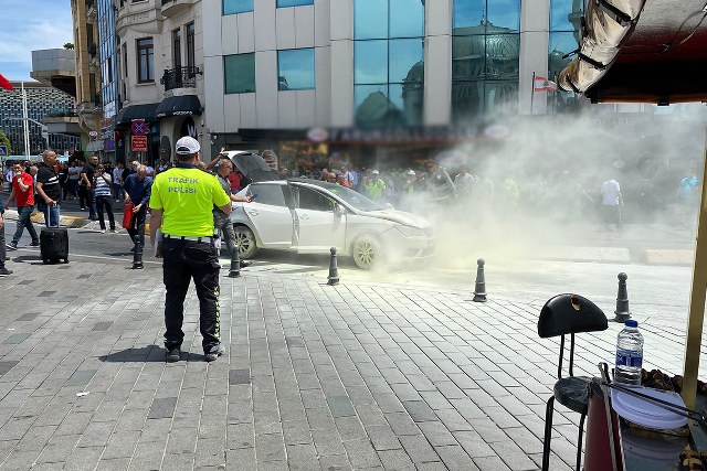 Taksim Meydanı'nda seyir halindeki bir araç aniden alev aldı. Çevredeki esnafın hızlı müdahalesi sayesinde yangın büyümeden kontrol altına alındı. Araçta yapılan incelemeler sonucunda yangının, motor kısmındaki arızadan kaynaklandığı tespit edildi.