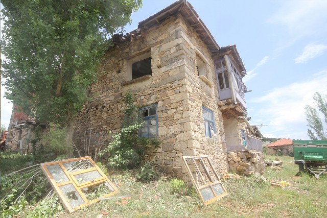 Beyşehir ilçesinde kuvvetli yağış sırasında, yıldırımın düştüğü iki katlı müstakil evde büyük çapta hasar oluştu. Aile fertleri kahvaltı yaparken yaşanan yıldırım düşmesi, korku ve panik yarattı.