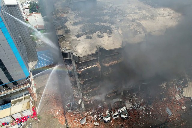 Başakşehir Organize Sanayi Bölgesi'nde bulunan bir iş hanında başlayan yangın, tam 25 saat boyunca etkisini sürdürüyor. Yangının kontrol altına alınması için yapılan yoğun söndürme çalışmaları devam ediyor.