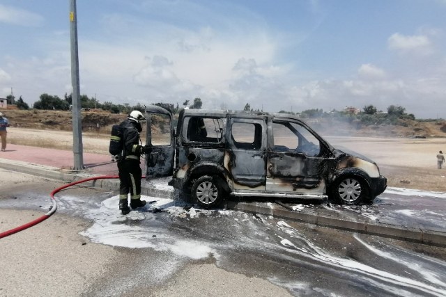 Antalya’nın Manavgat ilçesinde seyir halindeyken yanan hafif ticari aracın sürücüsü canını zor kurtardı. 