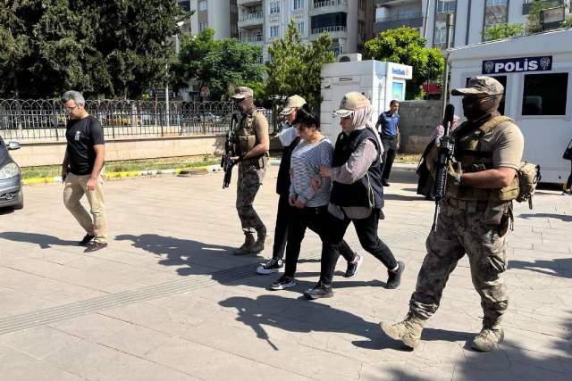 Suriye sınırından Türkiye'ye girmeye çalışan PKK/KCK-PYD/YPG'nin sözde Münbiç istihbarat yapılanmasında yer alan Sterk/Amara, Amed/Sena kod isimli Helin İşenme, Milli İstihbarat Teşkilatı (MİT) tarafından yapılan operasyonla yakalandı. 