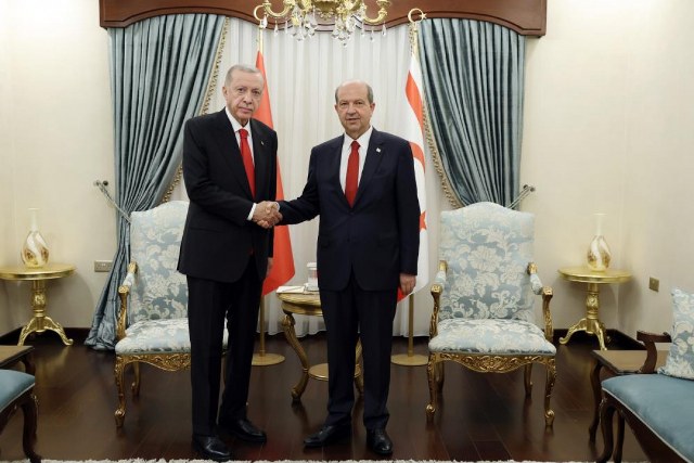 Cumhurbaşkanı Recep Tayyip Erdoğan, ilk yurtdışı ziyaretini gerçekleştirdiği Lefkoşa’da, KKTC Cumhurbaşkanı Ersin Tatar ile baş başa görüştü.