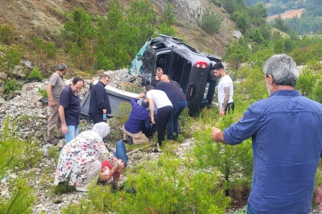 Eski bakan Nihat Zeybekci, Muğla’nın Ula ilçesinde trafik kazası geçirdi. Araç hurdaya dönerken Zeybekçi'nin durumunun iyi olduğu öğrenildi. Yoldan geçen bir ebe, Zeybekci ve arkadaşına ilk müdahaleyi gerçekleştirdi.
