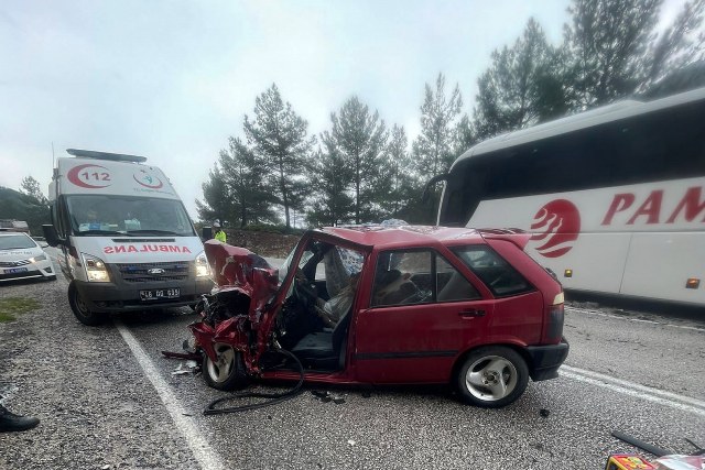 Muğla’nın Seydikemer ilçesinde yolcu otobüsü ile otomobil çarpıştı. Meydana gelen feci kazada 2 kişi hayatını kaybetti.