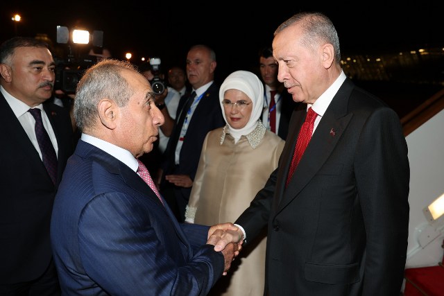 Cumhurbaşkanı Recep Tayyip Erdoğan, yeni döneminde ilk ziyaretini gerçekleştirdiği Kuzey Kıbrıs Türk Cumhuriyeti'nin ardından ikinci yurt dışı ziyaretini yapmak üzere Azerbaycan’a geldi.