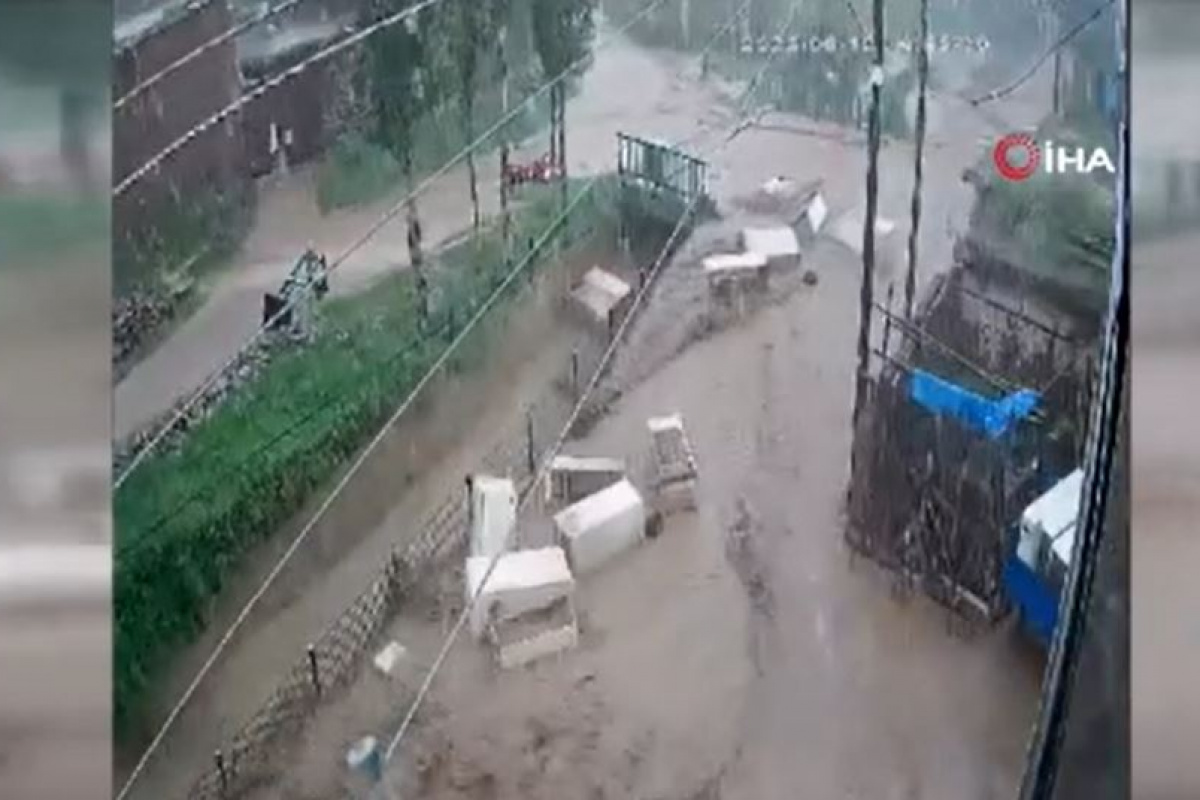 Afyonkarahisar'da sel baskınına maruz kalan bir köyde, suların zaman zaman 1 metreye yaklaşan yüksekliğiyle, azgın suların bir esnafın dükkanının önündeki beyaz eşyaları olan buzdolabı ve çamaşır makinesini sürükleyerek götürdüğü anlar, güvenlik kameraları tarafından kaydedildi.