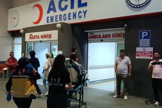 Kocaeli’nin Gebze ilçesinde kalabalık bir grup 17 yaşındaki bir genci darp ettikten sonra sol bacağından bıçakladı.
