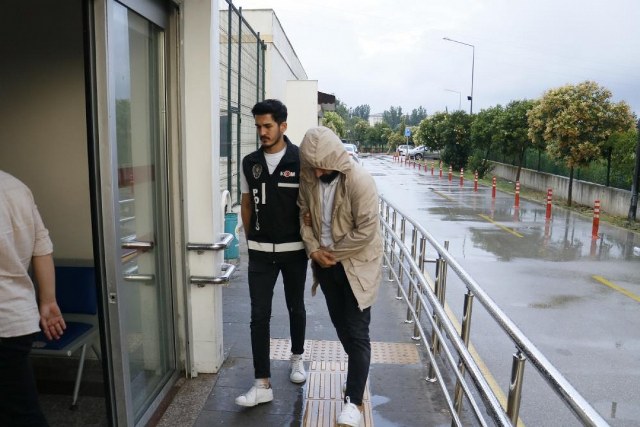 Adana'da gerçekleştirilen operasyonda, piyasaya 4 milyon 500 bin TL değerinde sahte altın süren, engelli raporu düzenleme ve kendilerini MİT mensubu olarak tanıtarak dolandırıcılık yapan 13 şüpheli hakkında işlem yapıldı.