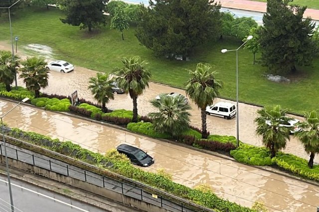 Samsun bir kez daha sel felaketiyle karşı karşıya kaldı. Caddeler su altında kalarak göle döndü, kaldırımlar hasar gördü ve araçlar sel suları içinde mahsur kaldı.