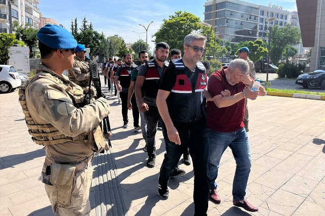 Kilis Çobanbey Sınır Kapısı'nda gerçekleştirilen rüşvet operasyonunda 10 şüpheli hakkında işlem yapıldı ve bunlardan 4'ü tutuklandı.
