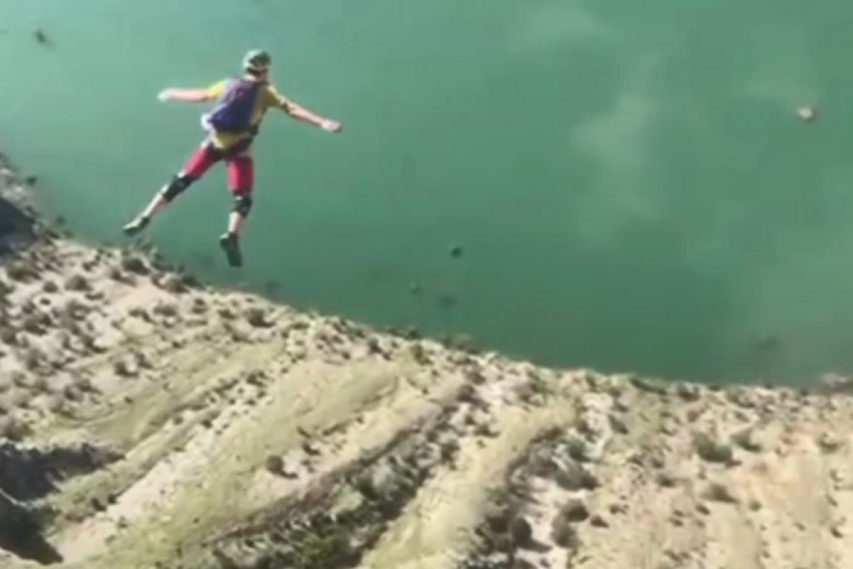 Paraşüt sporcularının yeni rotası, Yusufeli Barajı nedeniyle sular altında kalan köyler oldu.