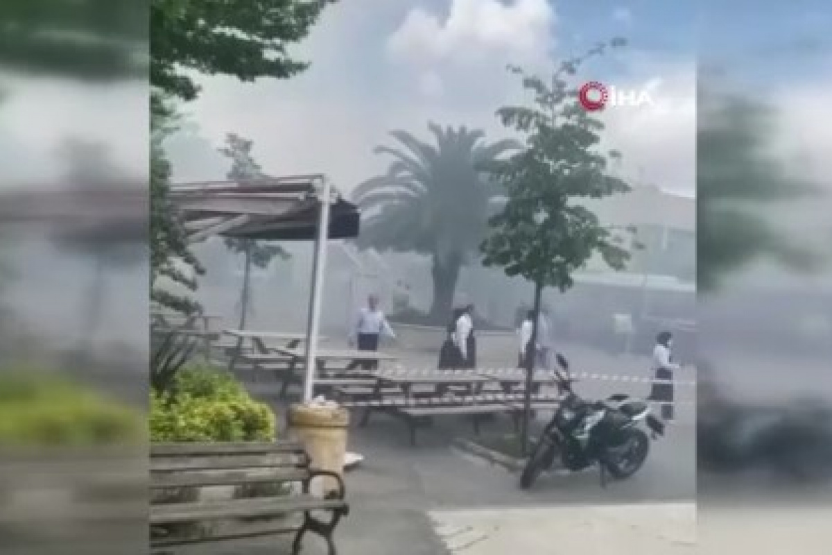 Çapa Tıp Fakültesi'nin yemekhane bölümünde bilinmeyen bir nedenle yangın çıktı. Olay yerine itfaiye ekipleri sevk edildi.