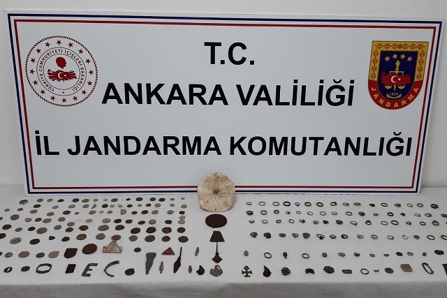 Ankara’da tarihi eser kaçakçılarına yönelik gerçekleştirilen operasyonda piyasa değeri 8 milyon Türk Lirası olarak belirlenen çok sayıda tarihi eser ele geçirildi.