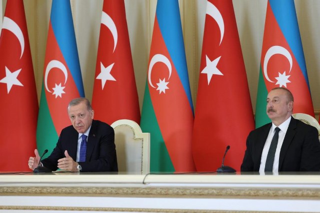 Cumhurbaşkanı Recep Tayyip Erdoğan, Bakü'de gerçekleştirdiği ortak basın toplantısında, Cumhurbaşkanı Aliyev ile bir araya geldi. Erdoğan, toplantıda Minsk Üçlüsü'nün 30 yıldır bölgedeki gelişmelere engel olduğunu ve adım attırmadığını ifade etti.