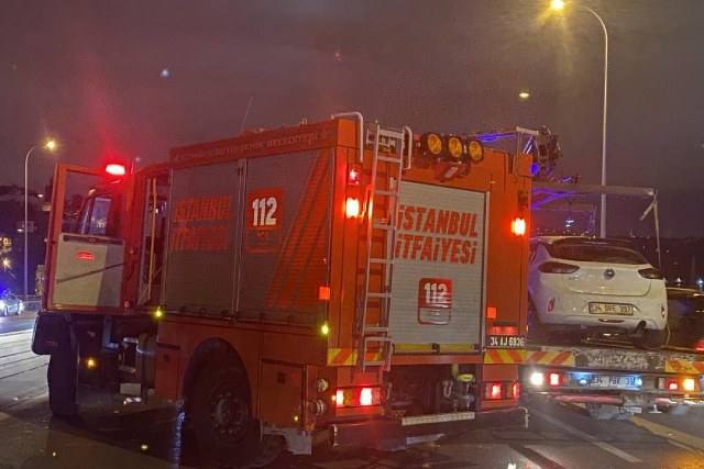 15 Temmuz Şehitler Köprüsü'nde gece saatlerinde 7 aracın karıştığı zincirleme kaza meydana geldi. Kazada can kaybı yaşanmadığı bildirildi.