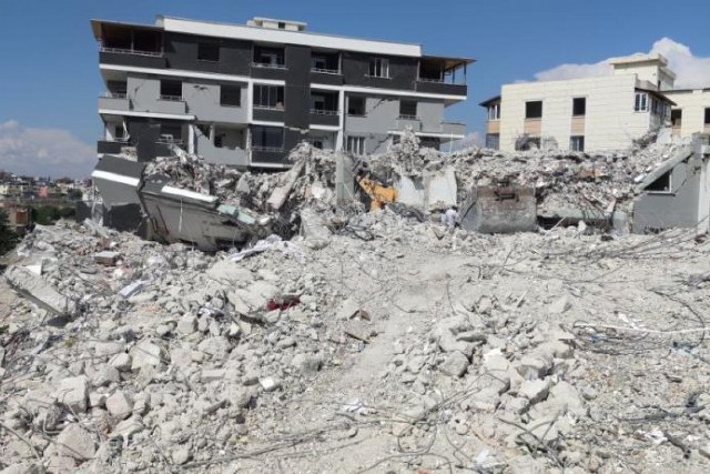 Gaziantep’in Nurdağı ilçesinde depremde ağır hasarlı binanın yıkımını gerçekleştiren iş makinesi, yıkılan binanın enkazı altında kaldı.