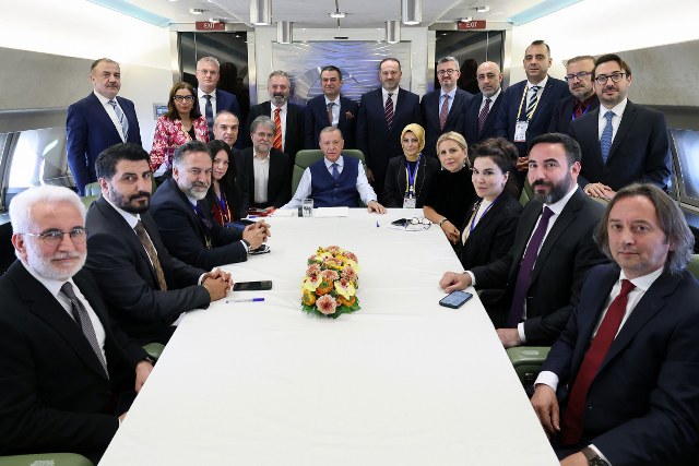 Cumhurbaşkanı Recep Tayyip Erdoğan, ilk yurt dışı ziyaretleri dönüşünde uçakta gazetecilerin sorularını cevapladı. Asgari ücret noktasında işçileri enflasyona ezdirmeyeceklerini vurgulayarak, "İşçimiz bu noktada rahat olsun, huzurlu olsun" dedi.